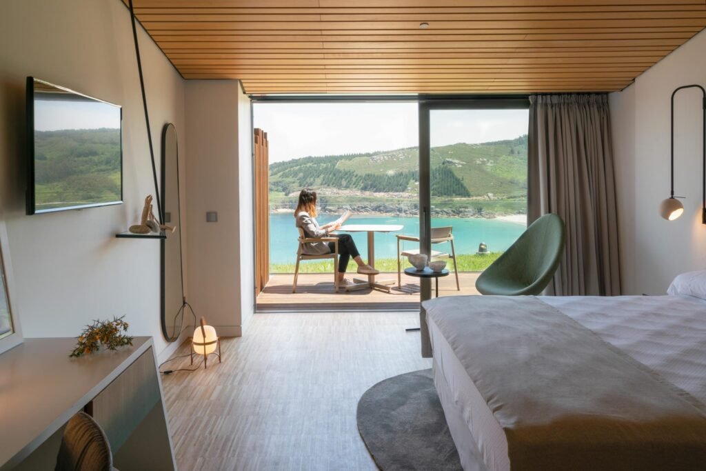 Parador-Costa-da-Morte-83-Habitacion-Estandar-Matrimonio-Momento-Terraza-scaled.jpg