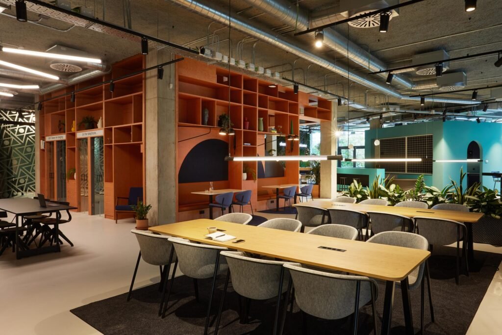 TheSocialHub_Barcelona_CoWorking_GroundFloor_Tables.jpg