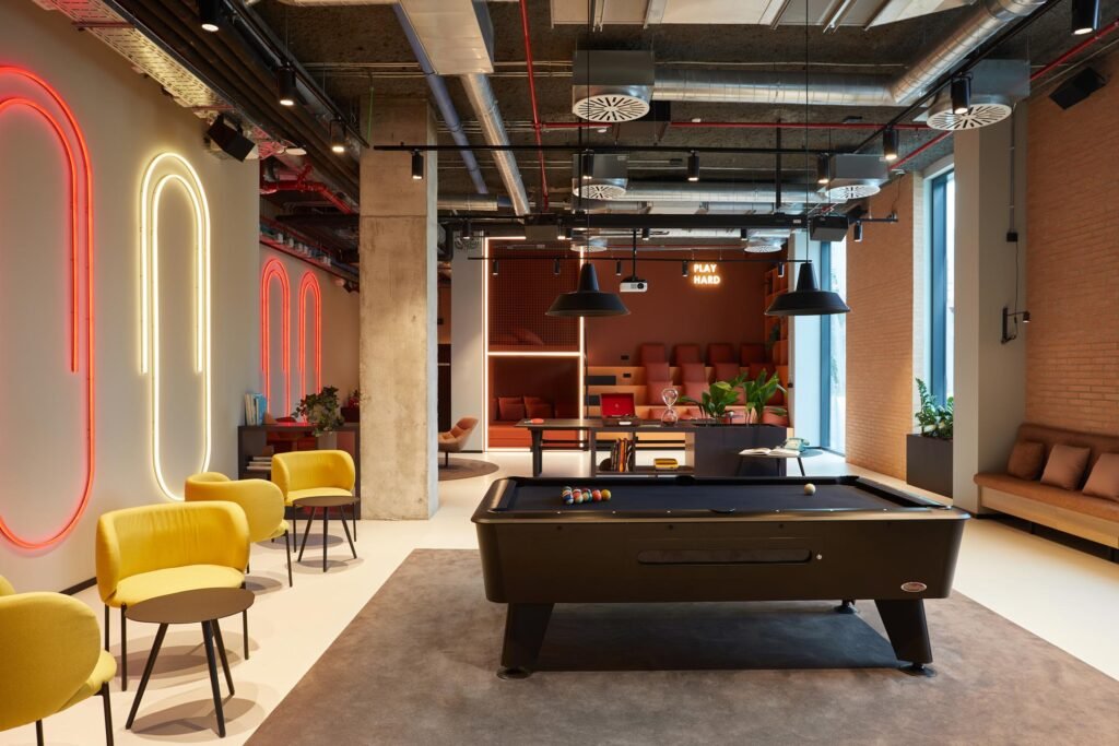 TheSocialHub_Barcelona_CommunitySpaces_Play_PoolTable.jpg
